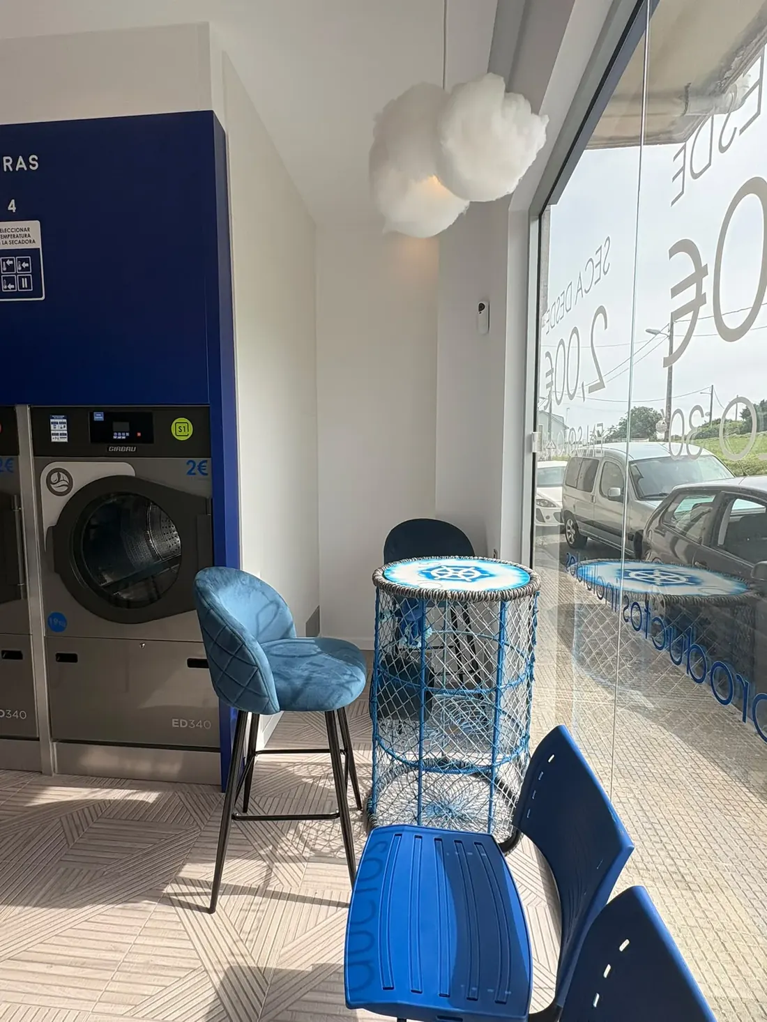 Mesita y silla en la zona de espera de OpenBlue Malpica