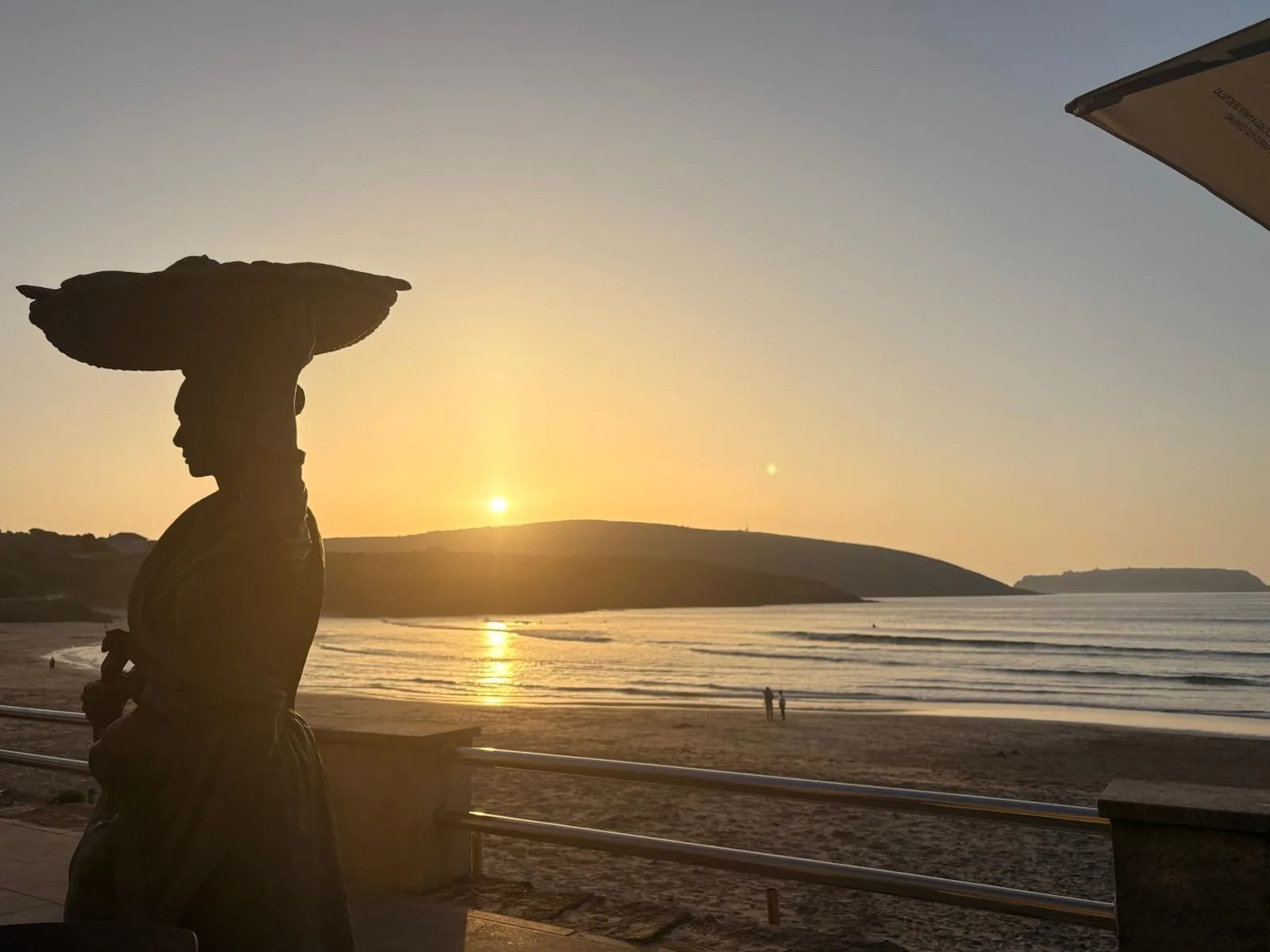 Atardecer en el paseo marítimo con la escultura Nai Carrexeira