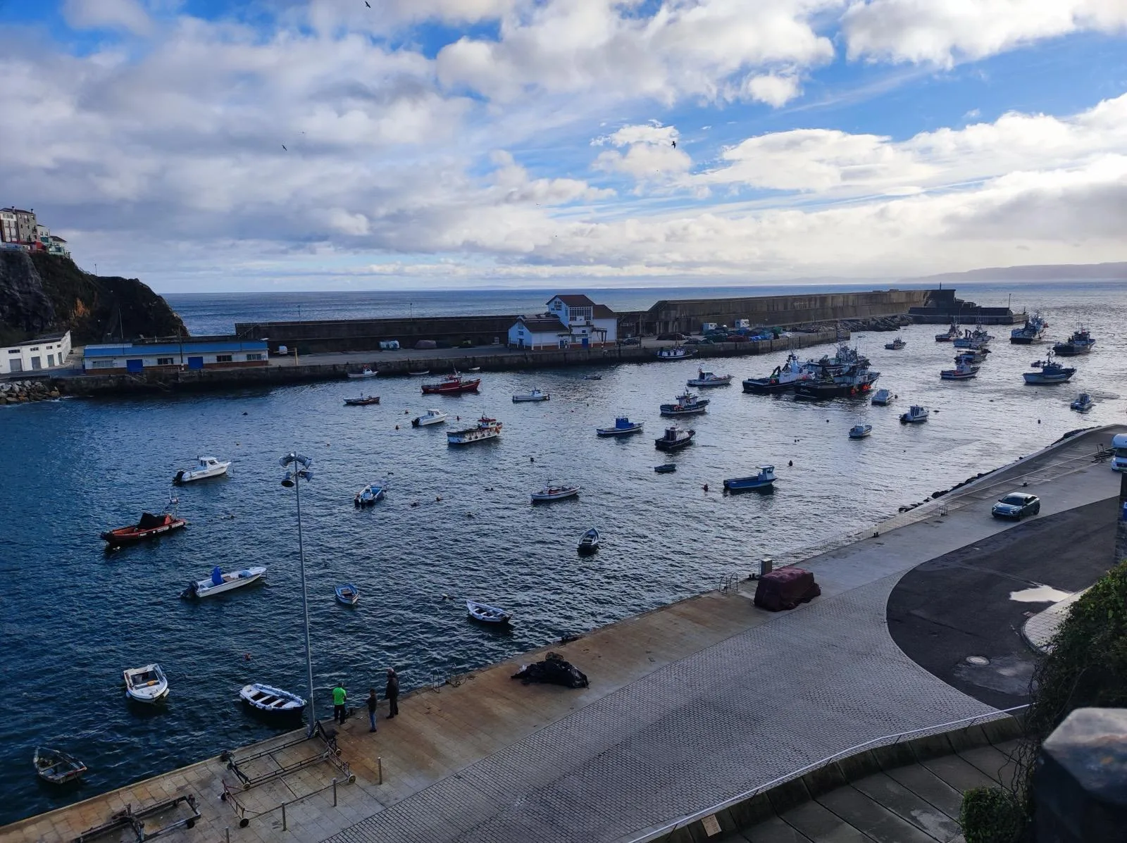 Puerto pesquero de Malpica con barcos y dique